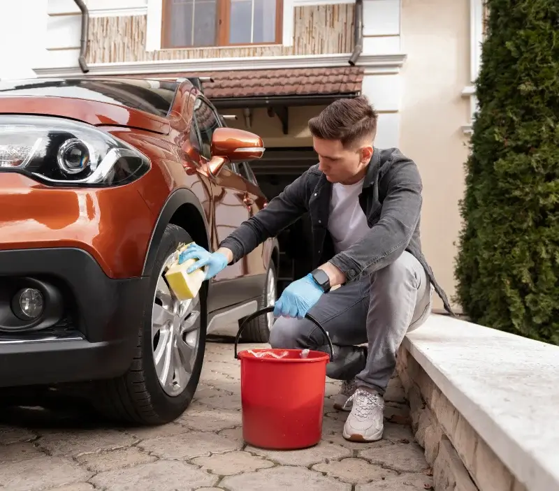Lavage auto à domicile Berrias-et-Casteljau : professionnel intervenant sur un véhicule